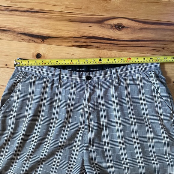 Travis Mathews Plaid Golf Shorts Men's Size
W40 Inseam 12" Gray Silver - Picture 7 of 10